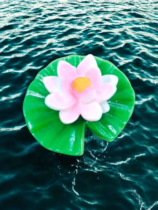 Small Lotus with Leafe