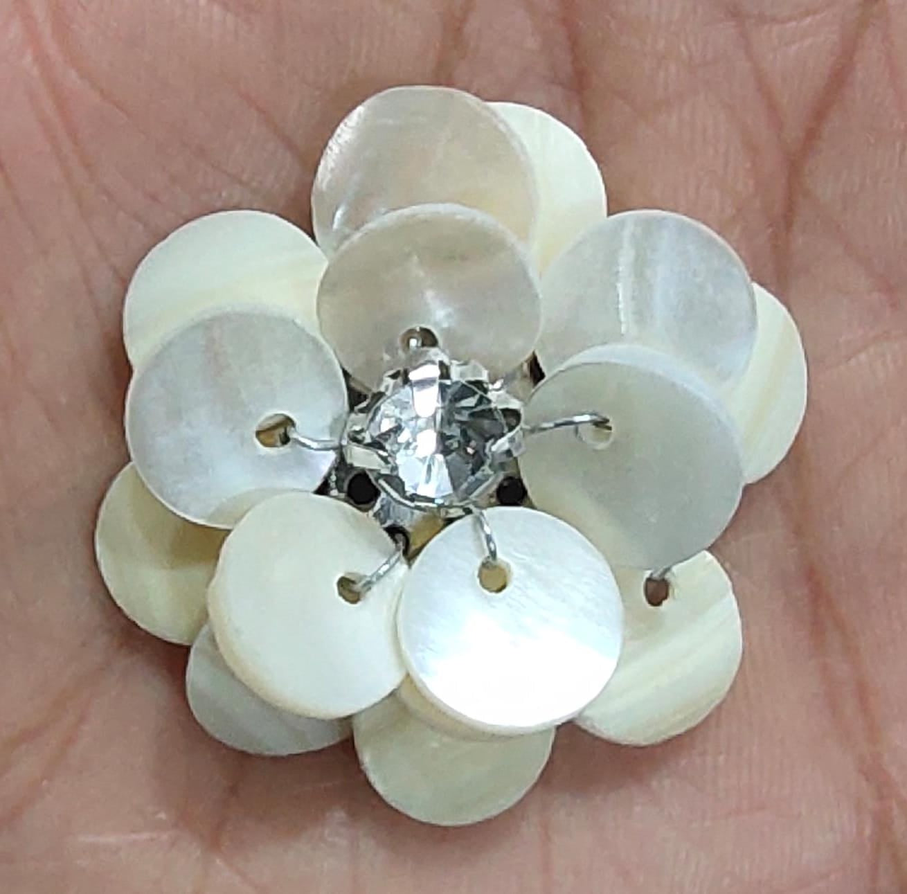 Premium sea shell button flower