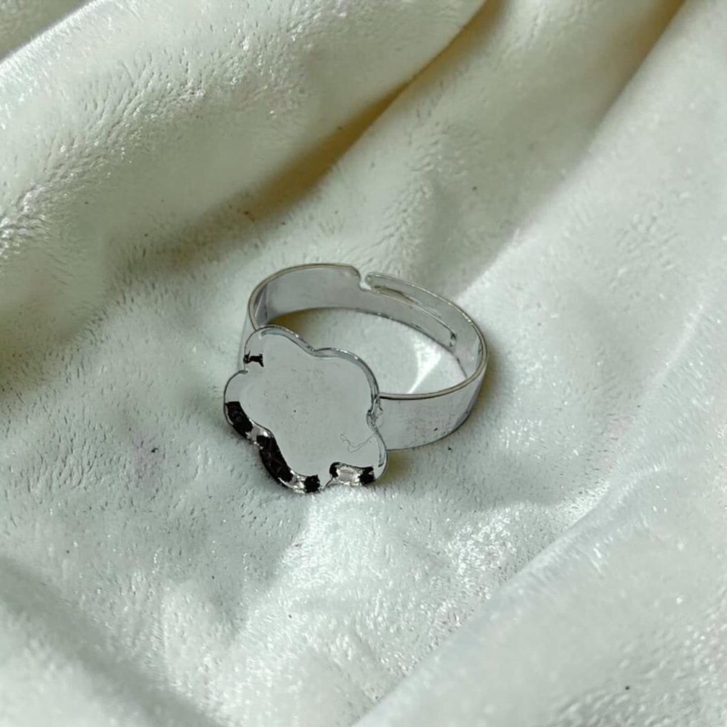 Flower shape finger ring
